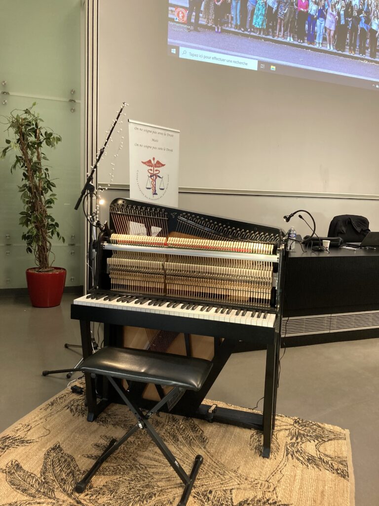Vue du piano acoustique léger de POL placé près de l'estrade d'un amphithéâtre de la faculté de droit de Toulouse
